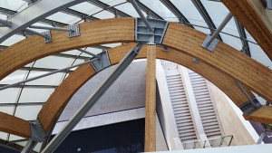 La structure de la Fondation Louis-Vuitton est faite de bois comme la coque d'un navire.