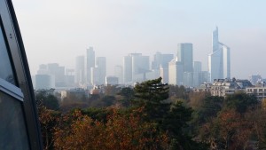 La Défense visible depuis les terrasses de la Fondation Louis-Vuitton.